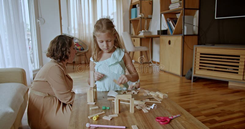 Madre e due figlie giocano a casa archivi video
