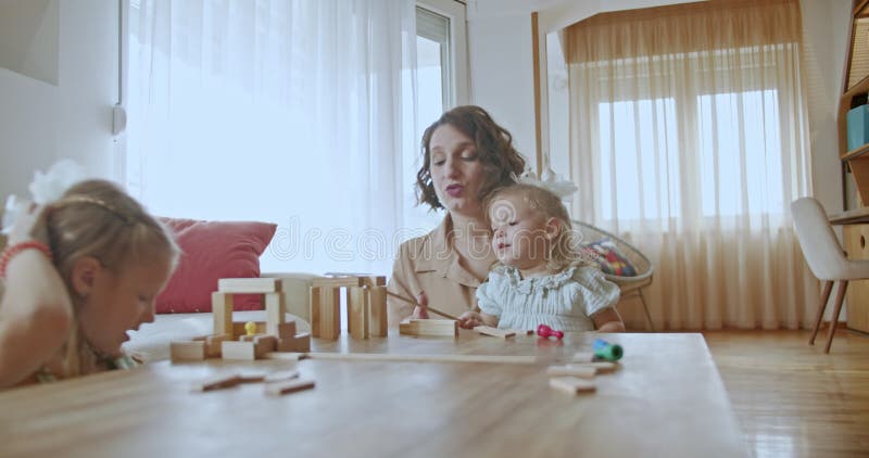 Madre e due figlie giocano insieme archivi video