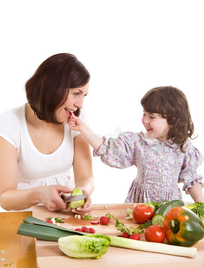 Madre e figlia che cucinano alla cucina fotografie stock Madre e figlia che cucinano alla cucina fotografie stock
