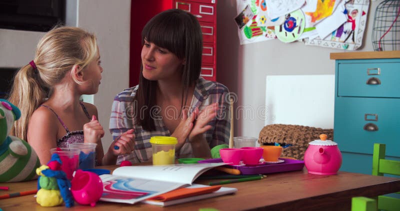 Madre e figlia che giocano con la modellistica del Clay In Bedroom