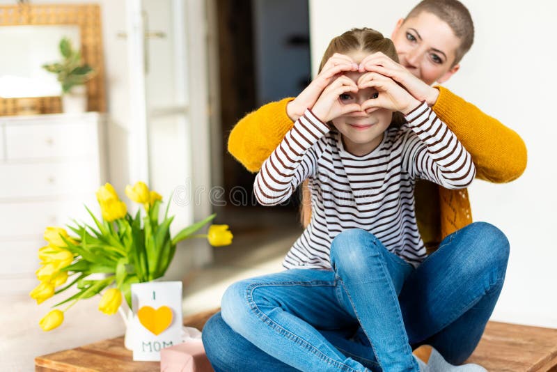 Madre e figlia che guardano con il gesto di mano a forma di di simbolo di amore del cuore Famiglia, amore, concetto di unità fotografia stock Madre e figlia che guardano con il gesto di mano a forma di di simbolo di amore del cuore Famiglia, amore, concetto di unità fotografia stock