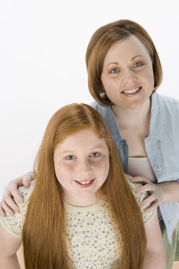 Madre e figlia che sorridono insieme fotografia stock libera da diritti Madre e figlia che sorridono insieme fotografia stock libera da diritti