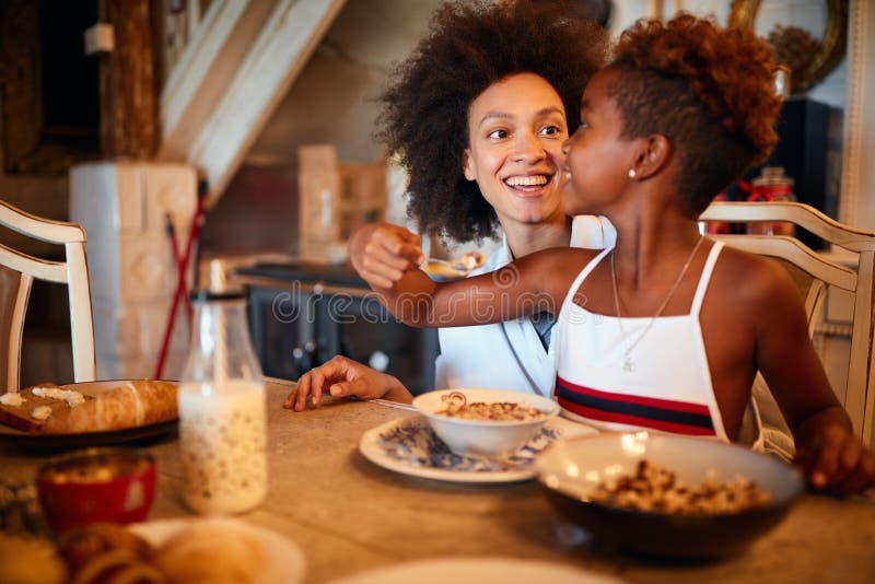 Madre e figlia fanno colazione insieme la mattina di Natale fotografie stock libere da diritti Madre e figlia fanno colazione insieme la mattina di Natale fotografie stock libere da diritti