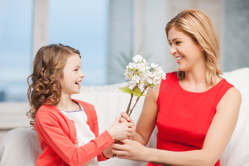 Madre e figlia felici con i fiori