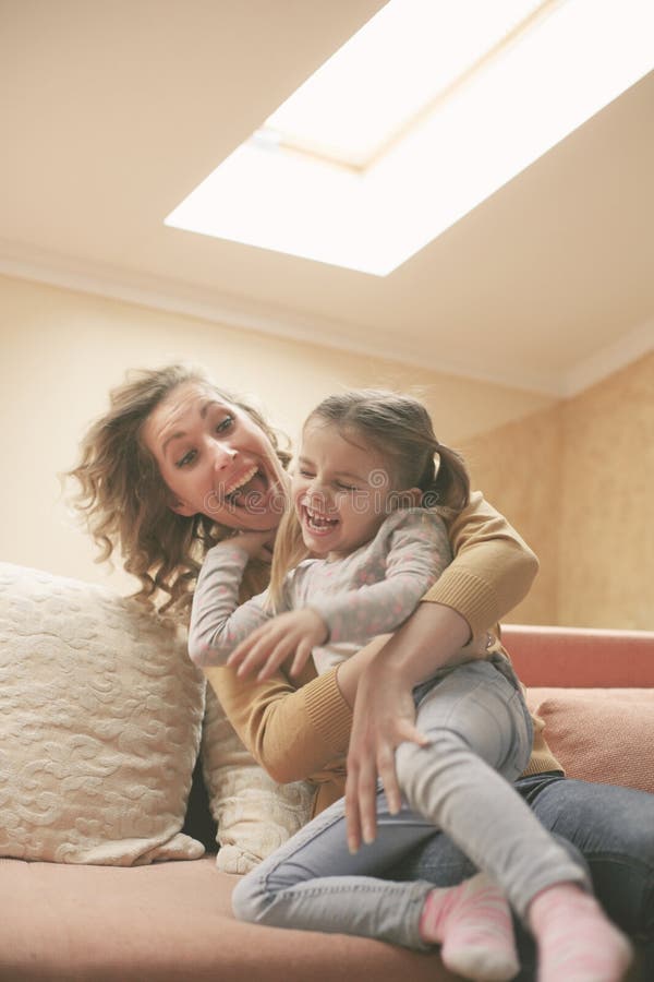 Madre e figlia Gioco e sorridere fotografia stock Madre e figlia Gioco e sorridere fotografia stock
