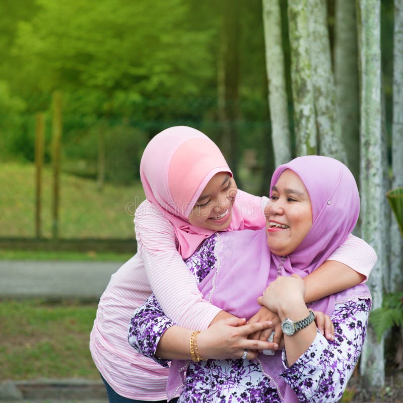 Madre e figlia musulmane fotografie stock libere da diritti Madre e figlia musulmane fotografie stock libere da diritti