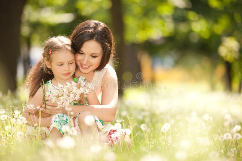 Madre e figlia in parco