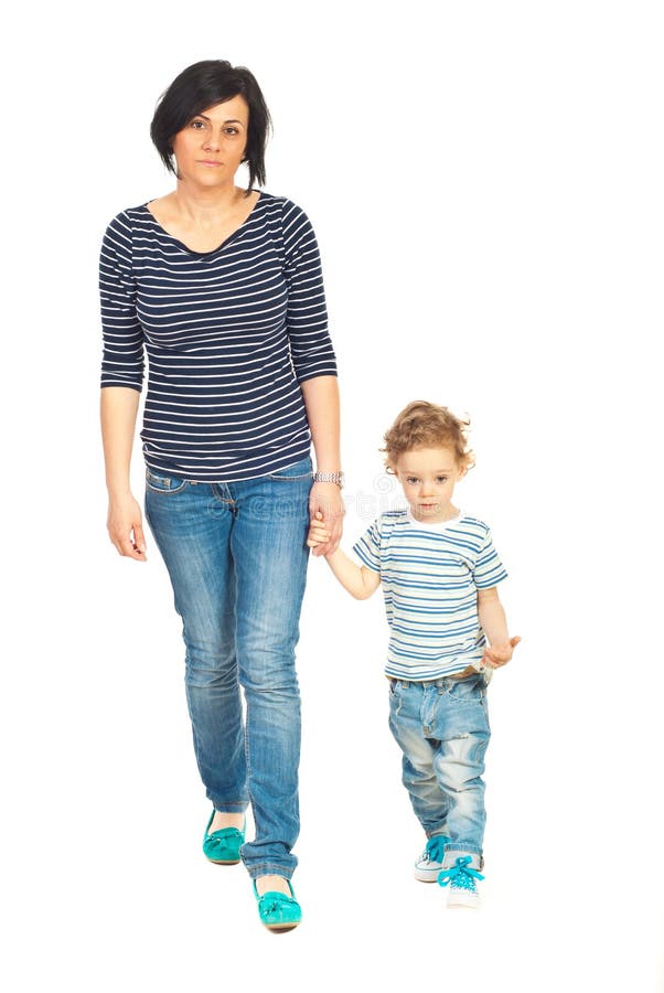 Madre e figlio che camminano insieme e che si tengono per mano isolato su fondo bianco