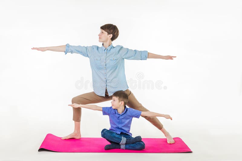 Madre e figlio che fanno yoga, spendente insieme un buon tempo Isolato su bianco immagine stock Madre e figlio che fanno yoga, spendente insieme un buon tempo Isolato su bianco immagine stock