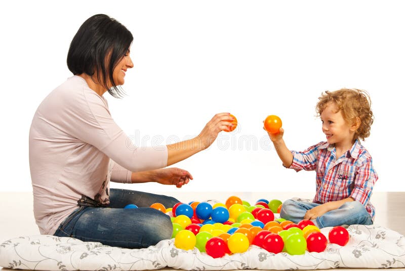 Madre e figlio che giocano con le palle immagini stock