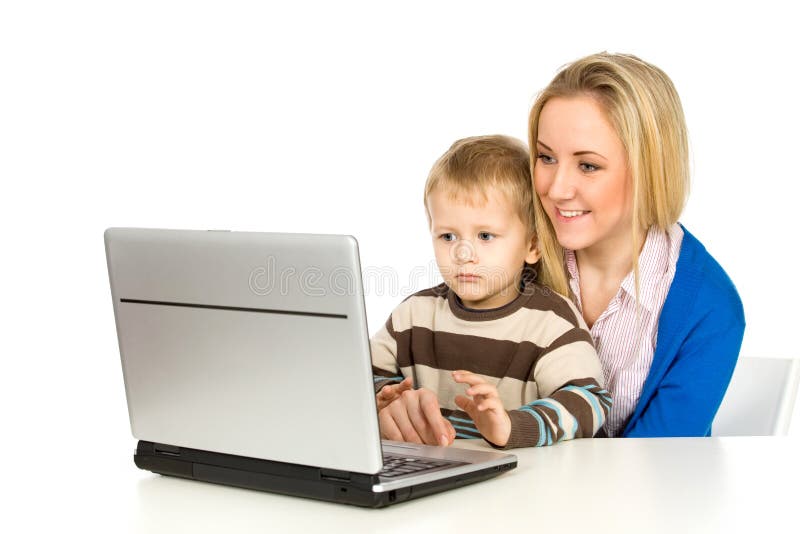 Madre e figlio che per mezzo del computer portatile fotografia stock libera da diritti Madre e figlio che per mezzo del computer portatile fotografia stock libera da diritti