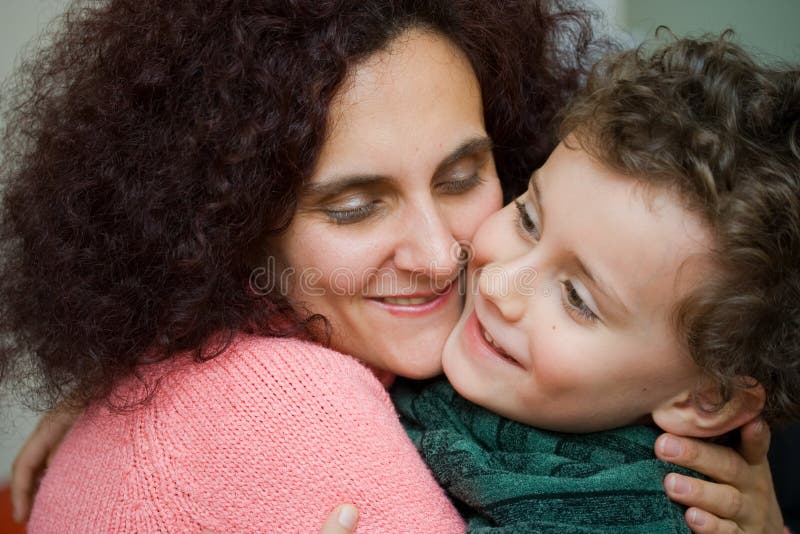 Mamma E Figlio Che Trombano Madre E Figlio Che Si Abbracciano Immagine Stock - Immagine di risata