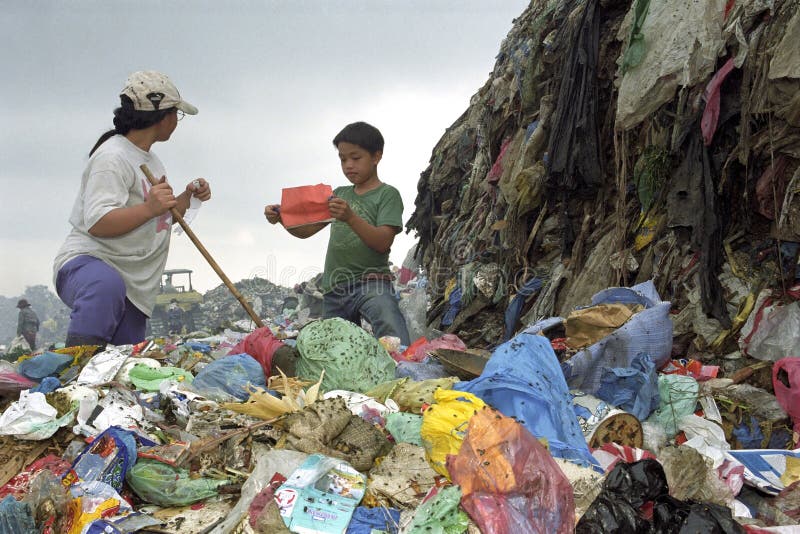 Madre e figlio filippini di cooperazione su materiale di riporto
