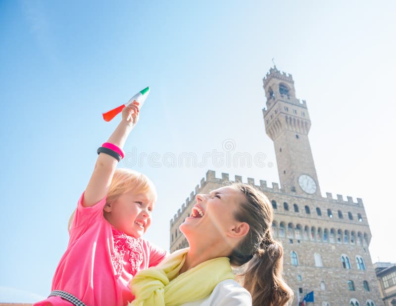 Madre e hija con la bandera italiana cerca de Palazzo Vecchio imagen de archivo Madre e hija con la bandera italiana cerca de Palazzo Vecchio imagen de archivo