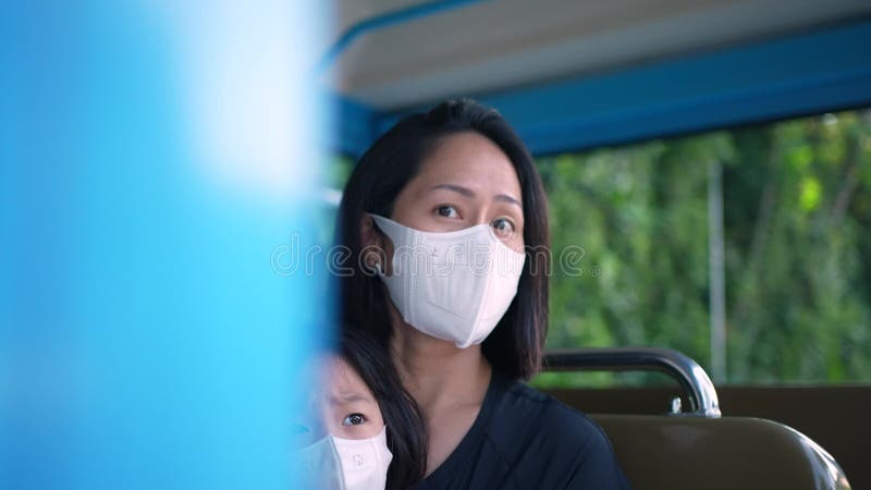 Madre e hija de asia asiática disfrutando de un paseo en tren en sentosa singapore con máscara en metrajes