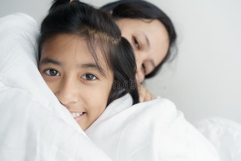 Madre e hija de la familia del amor de la imagen del retrato que abrazan junto Sonrisa linda de la muchacha hermosa y feliz en ca fotos de archivo libres de regalías Madre e hija de la familia del amor de la imagen del retrato que abrazan junto Sonrisa linda de la muchacha hermosa y feliz en ca fotos de archivo libres de regalías