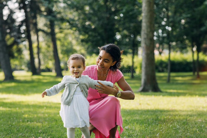 Madre e hija divirtiéndose al aire libre imagen de archivo libre de regalías