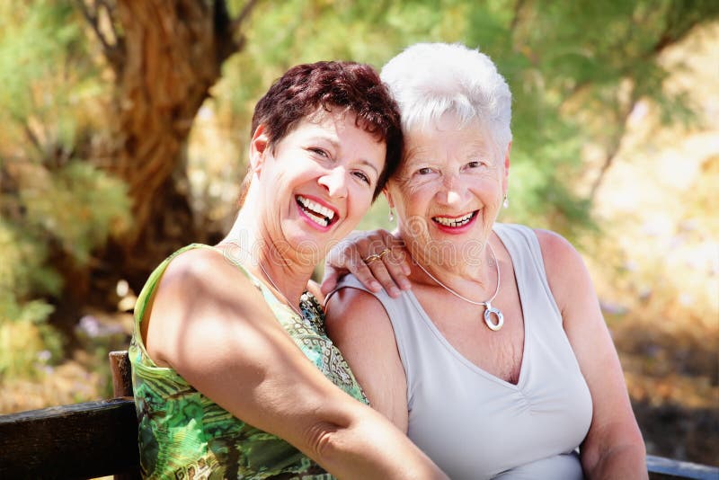 Madre e hija mayores hermosas foto de archivo
