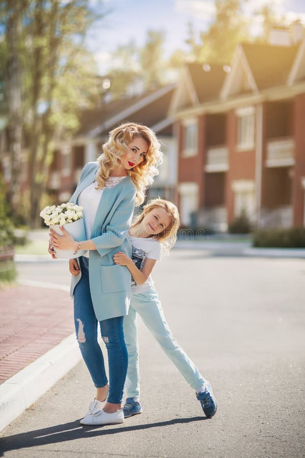 Madre E Hija Que Caminan En La Calle Foto de archivo - Imagen muchacha, lindo: 98921168