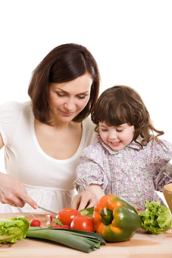 Madre e hija que cocinan en la cocina fotografía de archivo libre de regalías Madre e hija que cocinan en la cocina fotografía de archivo libre de regalías