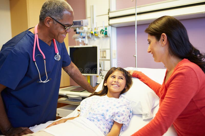 Madre e hija que hablan con la enfermera de sexo masculino In Hospital Room fotografía de archivo libre de regalías Madre e hija que hablan con la enfermera de sexo masculino In Hospital Room fotografía de archivo libre de regalías