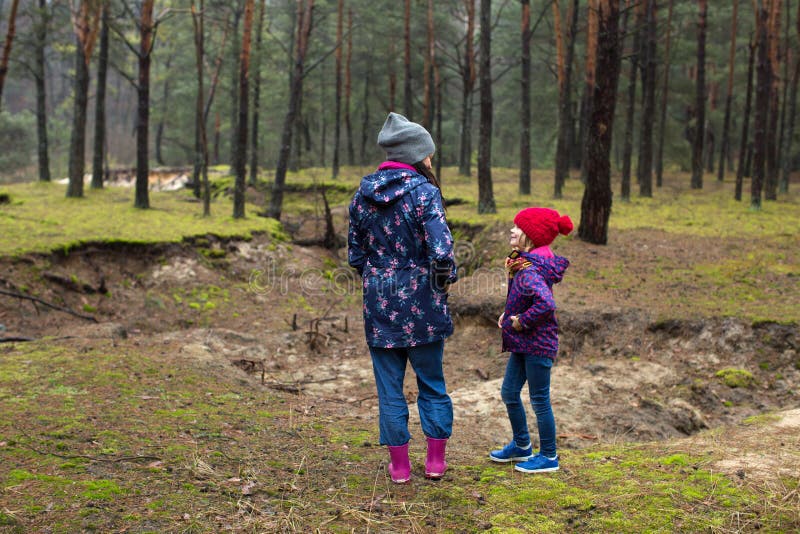 Madre e hija que recorren en bosque imagenes de archivo Madre e hija que recorren en bosque imagenes de archivo