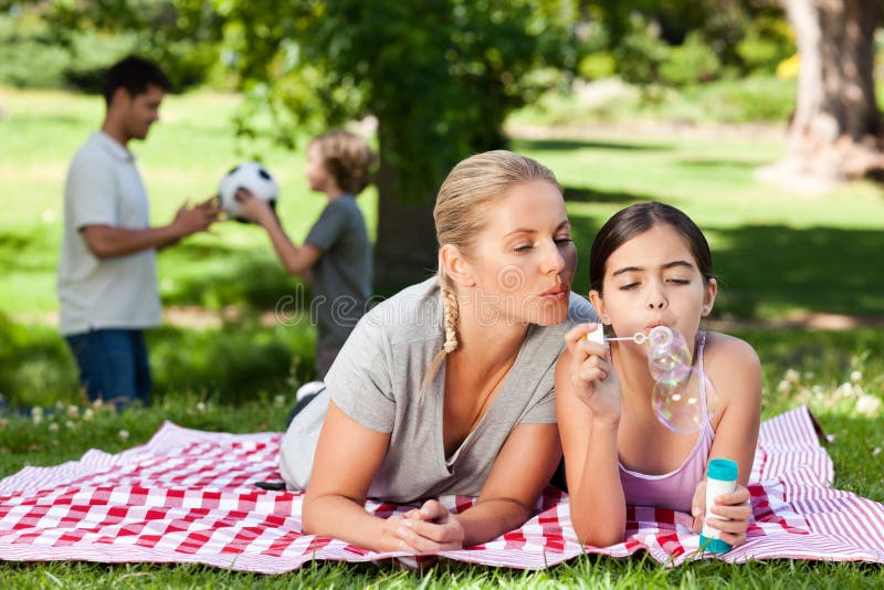 Madre E Hija Que Sostienen Las Esteras De La Yoga Foto de archivo