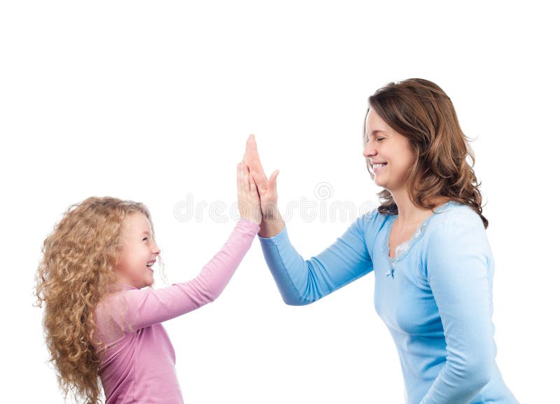 Madre e hija que sonríen, aplaudiendo sus manos fotografía de archivo