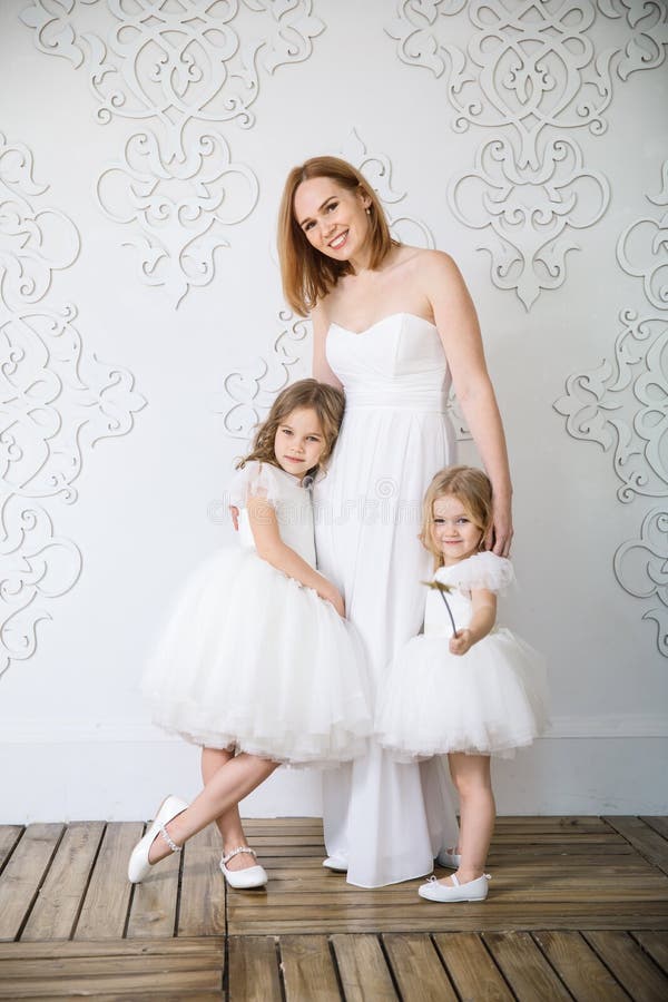 Madre E Hijas Con Vestidos Blancos Foto de archivo - Imagen de poco, adorable: