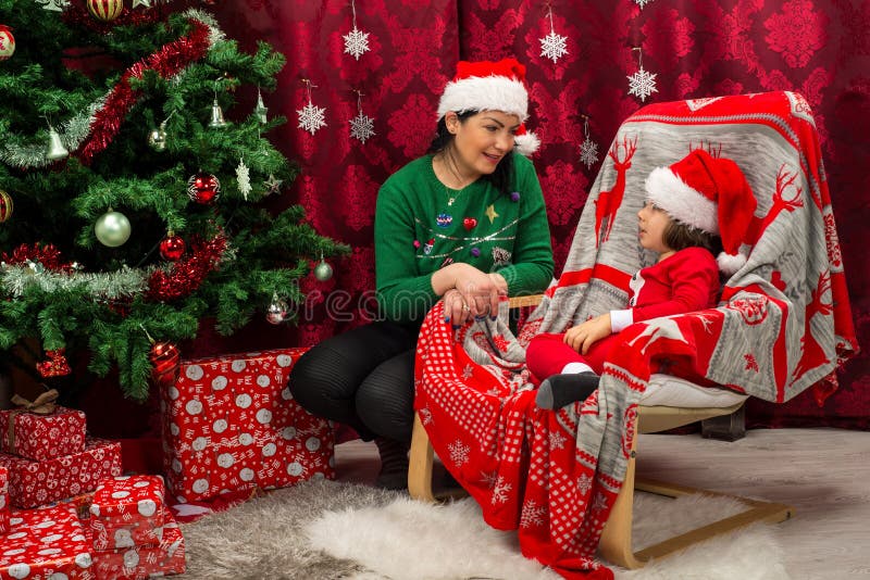 Madre e hijo en hablar de la ropa de la Navidad fotografía de archivo libre de regalías Madre e hijo en hablar de la ropa de la Navidad fotografía de archivo libre de regalías