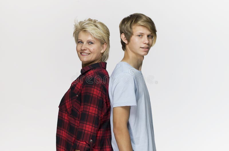 Madre e hijo felices y sonrientes Retrato cariñoso de la familia contra el fondo blanco imágenes de archivo libres de regalías Madre e hijo felices y sonrientes Retrato cariñoso de la familia contra el fondo blanco imágenes de archivo libres de regalías