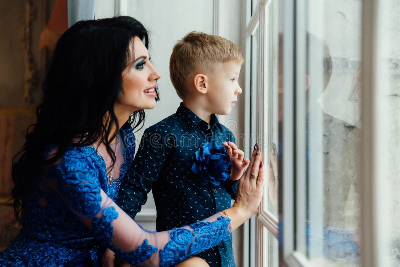 Madre e hijo junto cerca de ventana grande foto de archivo libre de regalías Madre e hijo junto cerca de ventana grande foto de archivo libre de regalías