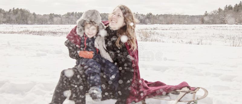 Madre e hijo que juegan en nieve imágenes de archivo libres de regalías Madre e hijo que juegan en nieve imágenes de archivo libres de regalías