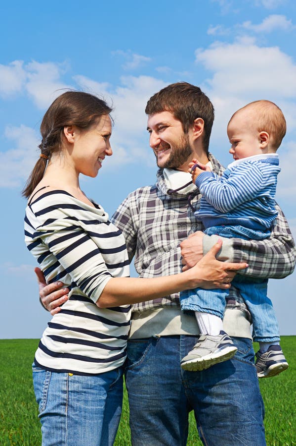 Madre E Padre Con Il Piccolo Figlio Fotografia Stock Immagine di