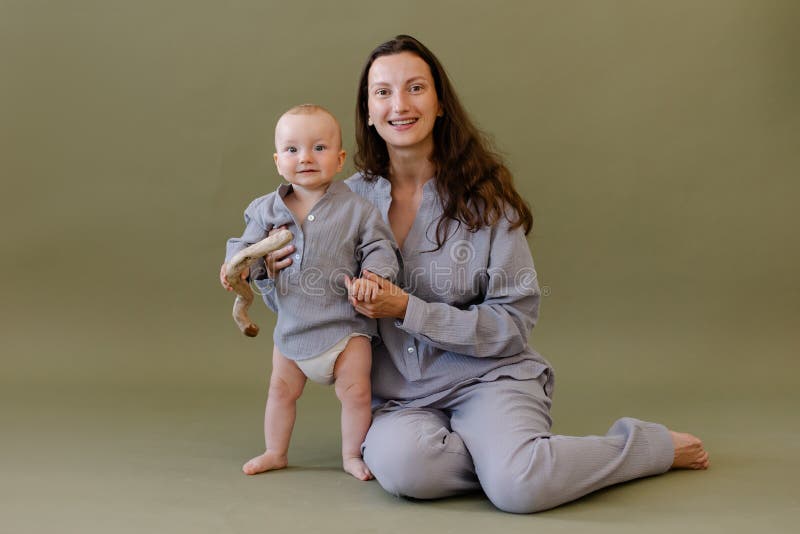 Azul Químico fecha límite Madre En Pijama De Ropa Gris Abrazo a Un Bebé. Mamá Y El Niño. Felicidad De  La Maternidad. Eco Parenting Vegan. Foto de archivo - Imagen de feliz,  comodidad: 220874988