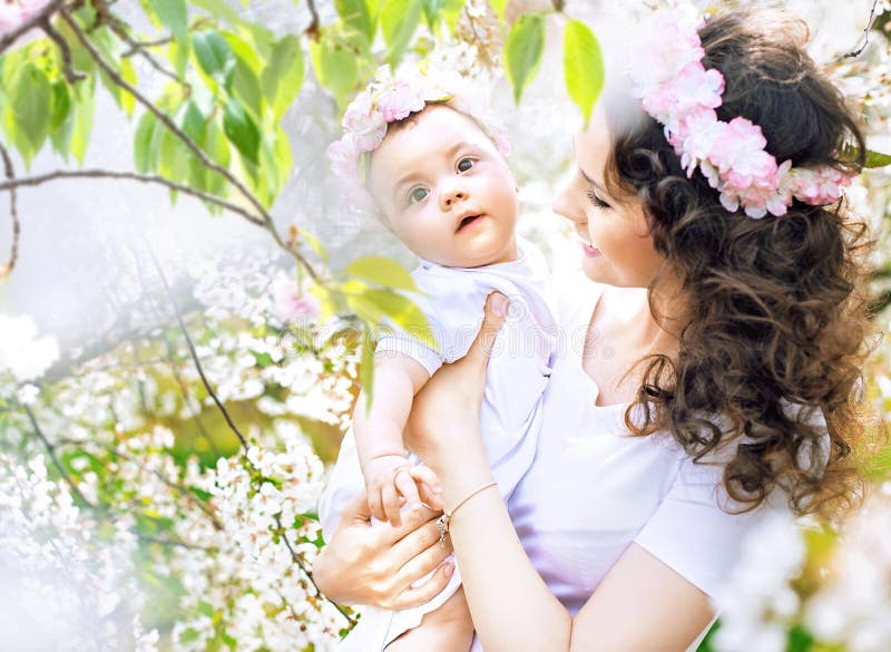 Madre encantadora que camina en la huerta con una hija imagen de archivo Madre encantadora que camina en la huerta con una hija imagen de archivo