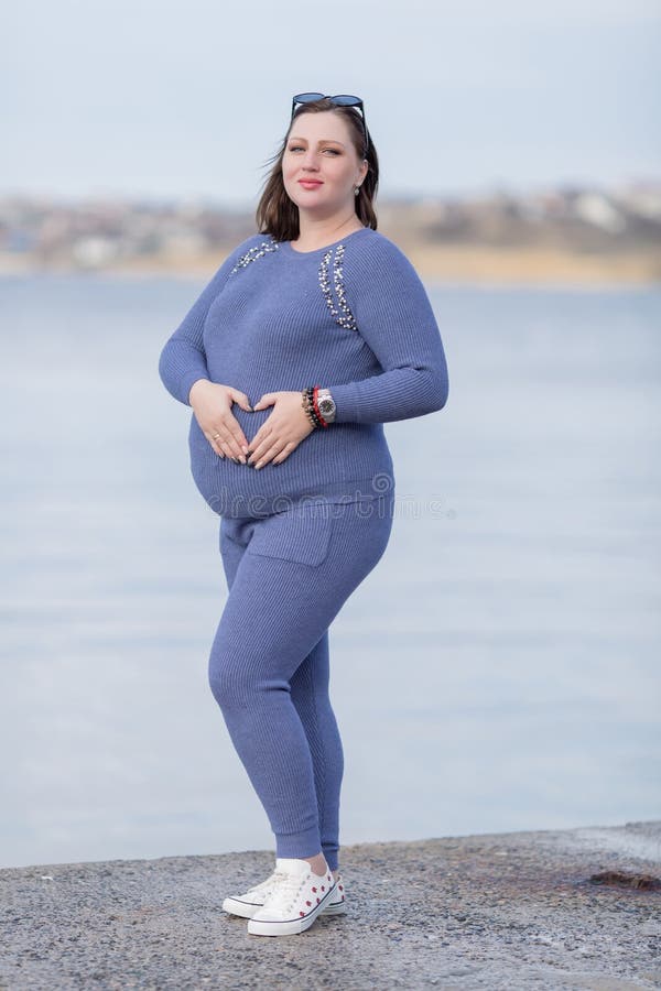 Mujer Embarazada En Ropa Deportiva Las Manos En Estómago Contra El Mar Imagen de archivo - Imagen de morena, longitud: 170686363
