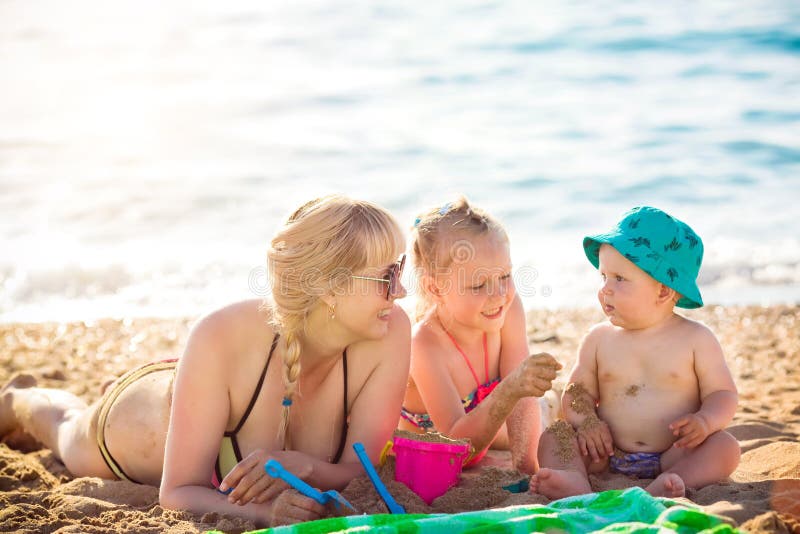 Madre felice che riposa sul mare con sua figlia fotografia stock libera da diritti Madre felice che riposa sul mare con sua figlia fotografia stock libera da diritti