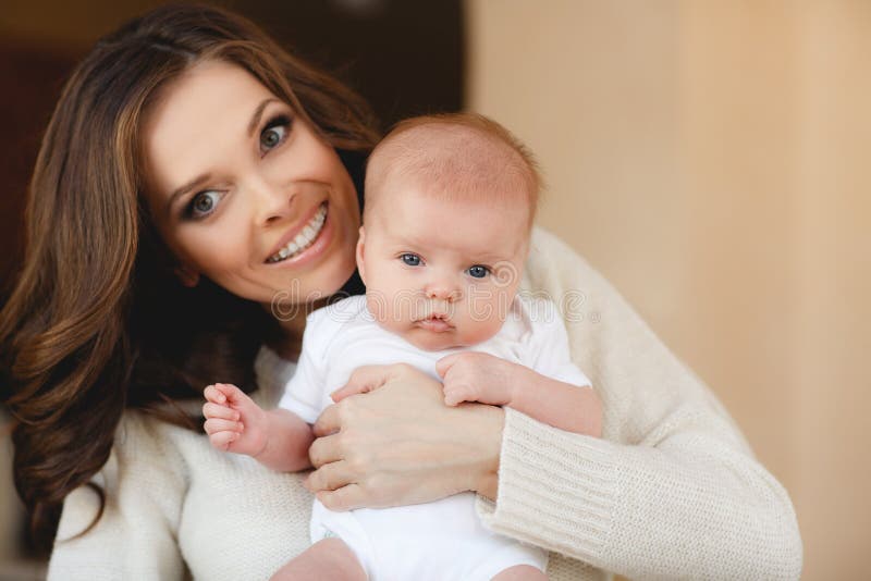 Madre felice con il bambino appena nato immagini stock libere da diritti Madre felice con il bambino appena nato immagini stock libere da diritti
