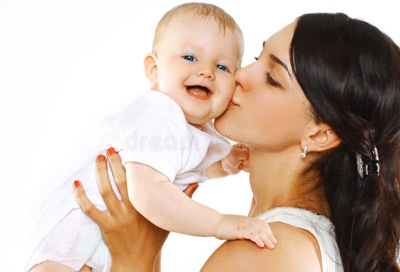 Madre felice della famiglia che bacia bambino