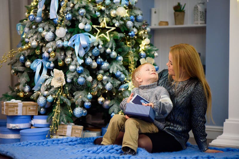 Madre felice della famiglia e figlio del bambino piccolo che gioca a casa sulle feste di Natale Feste del ` s del nuovo anno immagini stock libere da diritti Madre felice della famiglia e figlio del bambino piccolo che gioca a casa sulle feste di Natale Feste del ` s del nuovo anno immagini stock libere da diritti