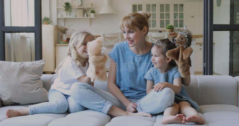 Madre felice e bambini piccoli carini figlie che giocano insieme stock footage