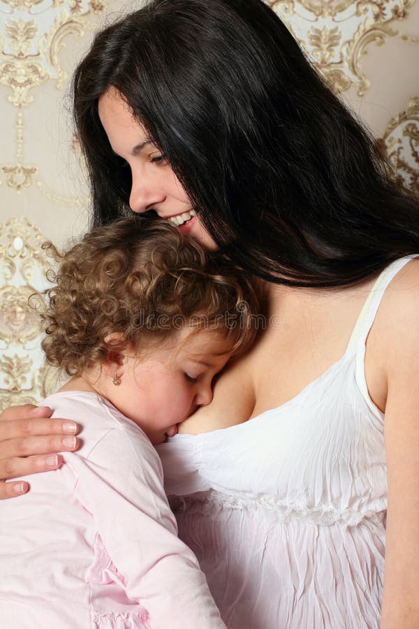 Дочь трогает маму. Материнская грудь. Мама кормит грудью подросшего малыша. Грудное вскармливание фото. Большая материнская грудь.