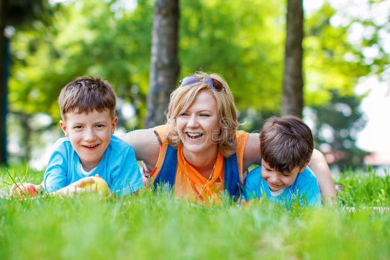 Madre feliz con los niños imagen de archivo libre de regalías