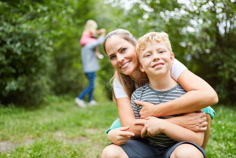 Madre feliz con su hijo de vacaciones fotografía de archivo Madre feliz con su hijo de vacaciones fotografía de archivo