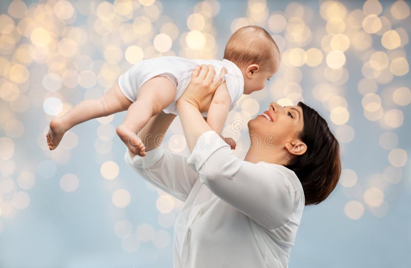 Madre feliz de mediana edad con hija pequeña fotografía de archivo libre de regalías Madre feliz de mediana edad con hija pequeña fotografía de archivo libre de regalías