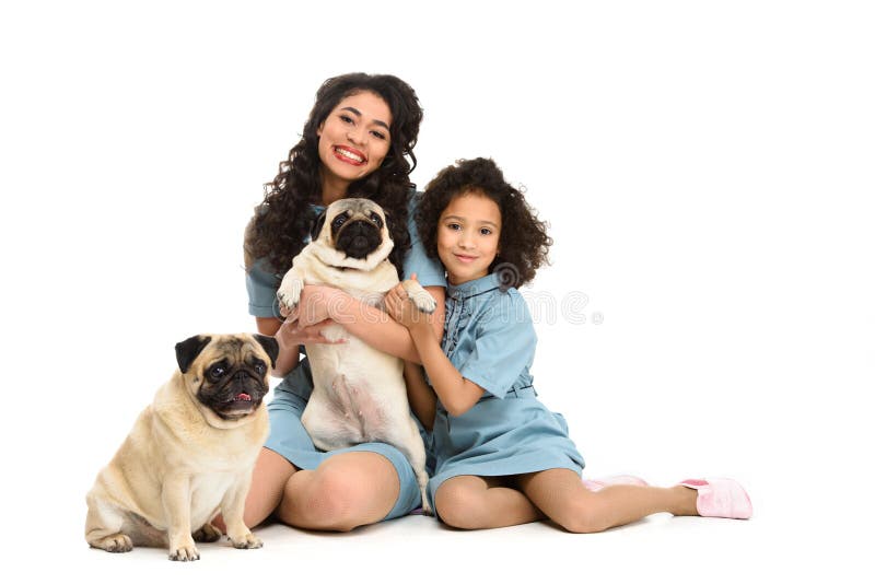 madre feliz e hija jovenes que se sientan en piso con dos barros amasados adorables fotografía de archivo madre feliz e hija jovenes que se sientan en piso con dos barros amasados adorables fotografía de archivo
