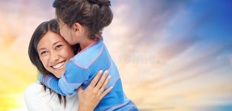 Madre feliz e hija que abrazan y que se besan fotos de archivo Madre feliz e hija que abrazan y que se besan fotos de archivo