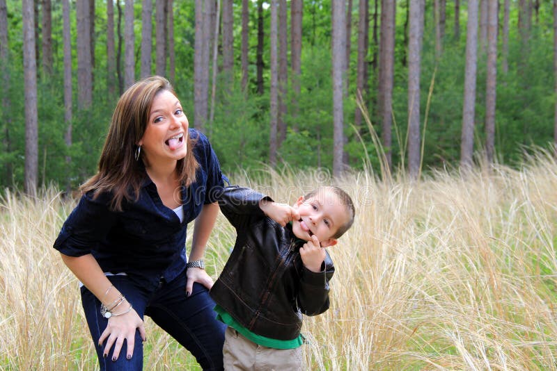 Madre feliz e hijo que hacen caras fotografía de archivo libre de regalías Madre feliz e hijo que hacen caras fotografía de archivo libre de regalías