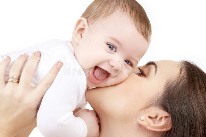 Madre feliz que besa al bebé